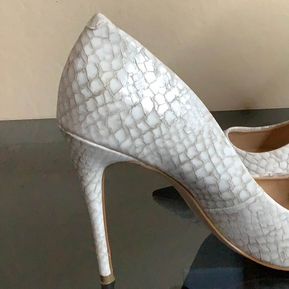 White crocodile print, pointy heels - Picture 3 of 10